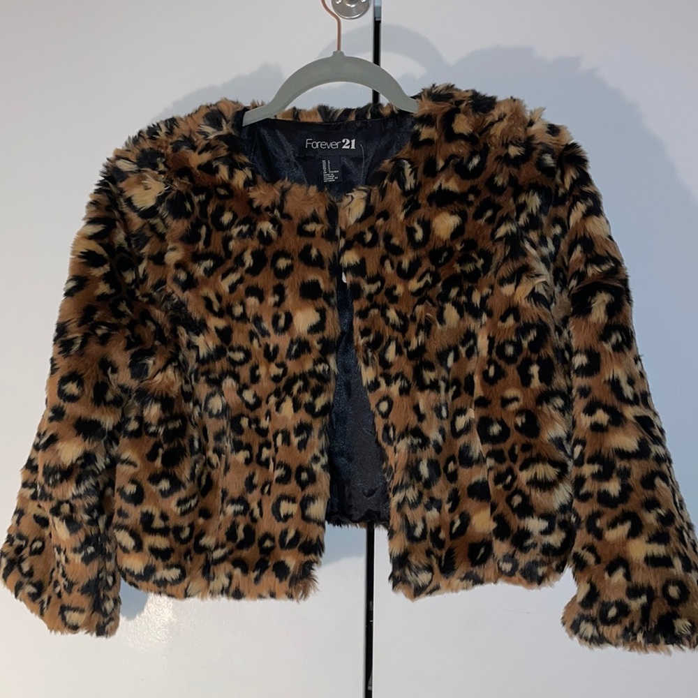 Forever 21 (NWT) cheetah print 3/4 sleeve faux fur jacket for women. Size L.